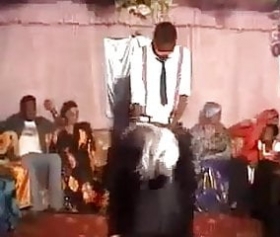Somalili ailenin ilginç gelenek dansları değdirmeler ön planda