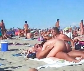 Amatör gizli çekilen çıplaklar plajında seks videoları