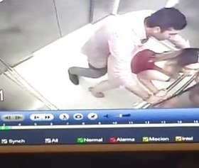 Özel Güvenlik görevlisi asansörde sikişenleri yakaladı