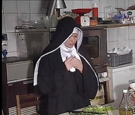 alman rahibesi mutfakta analdan alıyor