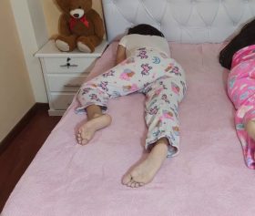 uyuyan pijamalı kızları birbirinden habersiz sikti