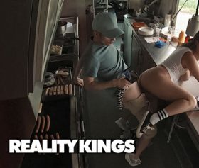 patronun sikiyle ziyafet çeken garson kız