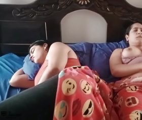 hayalini kurduğu orgazmı yatakta yaşayan lezbiyen